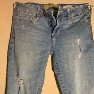 HOLLISTER MEDIUM WASH JEANS WITH RIPS